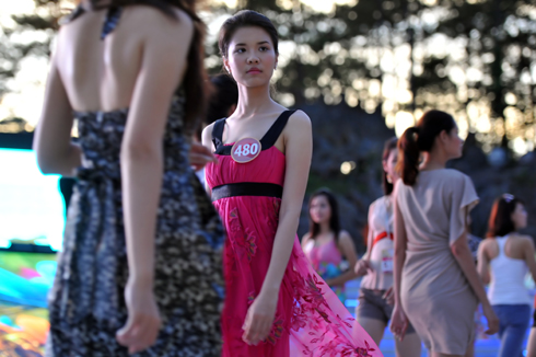 tinhalong48 - Hình ảnh của thí sinh Hoa hậu VN tập luyện ở Hạ Long