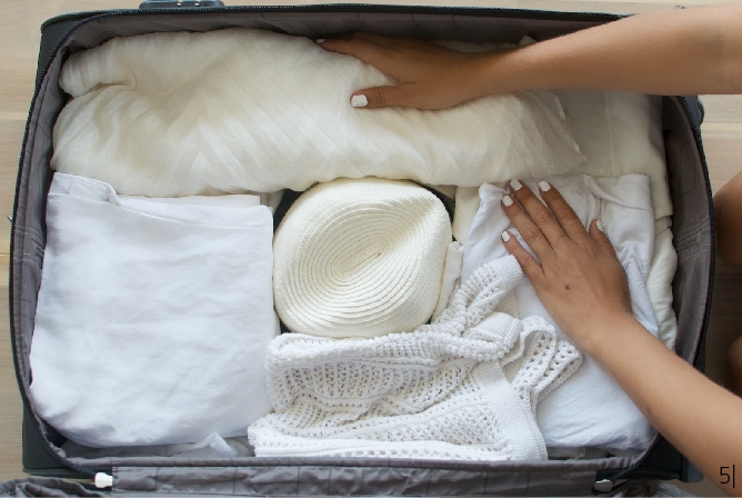 xep tui gon gang 6 - Xếp mũ vào vali du lịch như thế nào để vẫn giữ được dáng vẻ tự nhiên của chúng?