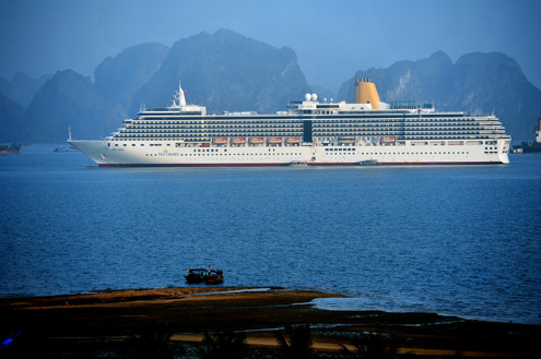 Tàu quốc tế đến thăm Hạ Long