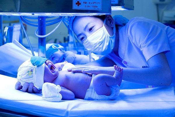 Chiếu đèn là phương pháp đơn giản và hiệu quả để chữa chứng vàng da ở trẻ sơ sinh