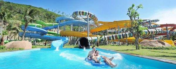 tro choi duoi nuoc vinpearl land nam hoi an 600x235 - Dắt tay nhau “chơi cạn kiệt” tại Vinpearl Land Nam Hội An – khu giải trí siêu hot hè 2018