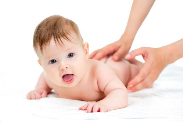 cach massage cho tre so sinh 600x400 - Top 9 cách chăm sóc trẻ sơ sinh cho người lần đầu làm mẹ