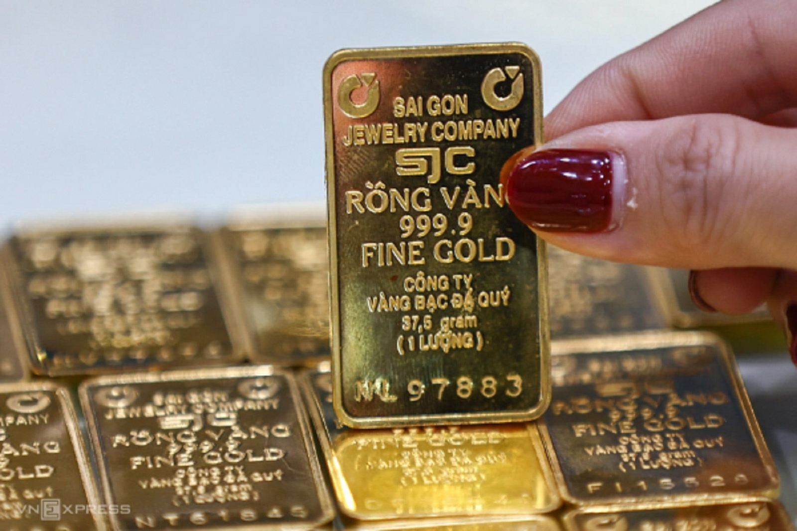 Giá Vàng Trong Nước Hôm Nay 4/10: Neo ở mức 135,8 – 137,8 triệu đồng/lượng, tác động dài hạn đến kinh tế và đời sống